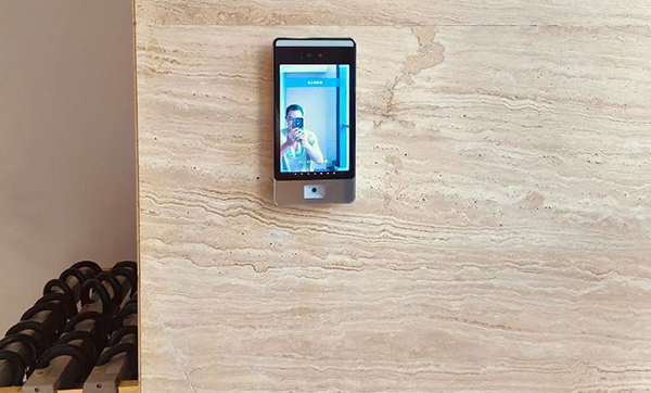 常見(jiàn)人臉識(shí)別門(mén)禁打卡機(jī)型號(hào)有哪些？各有什么特點(diǎn)